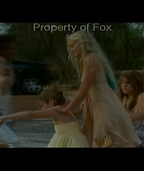 2006-AquamarineFeaturette-KickinitOnSet-004.jpg