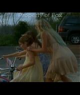 2006-AquamarineFeaturette-KickinitOnSet-008.jpg