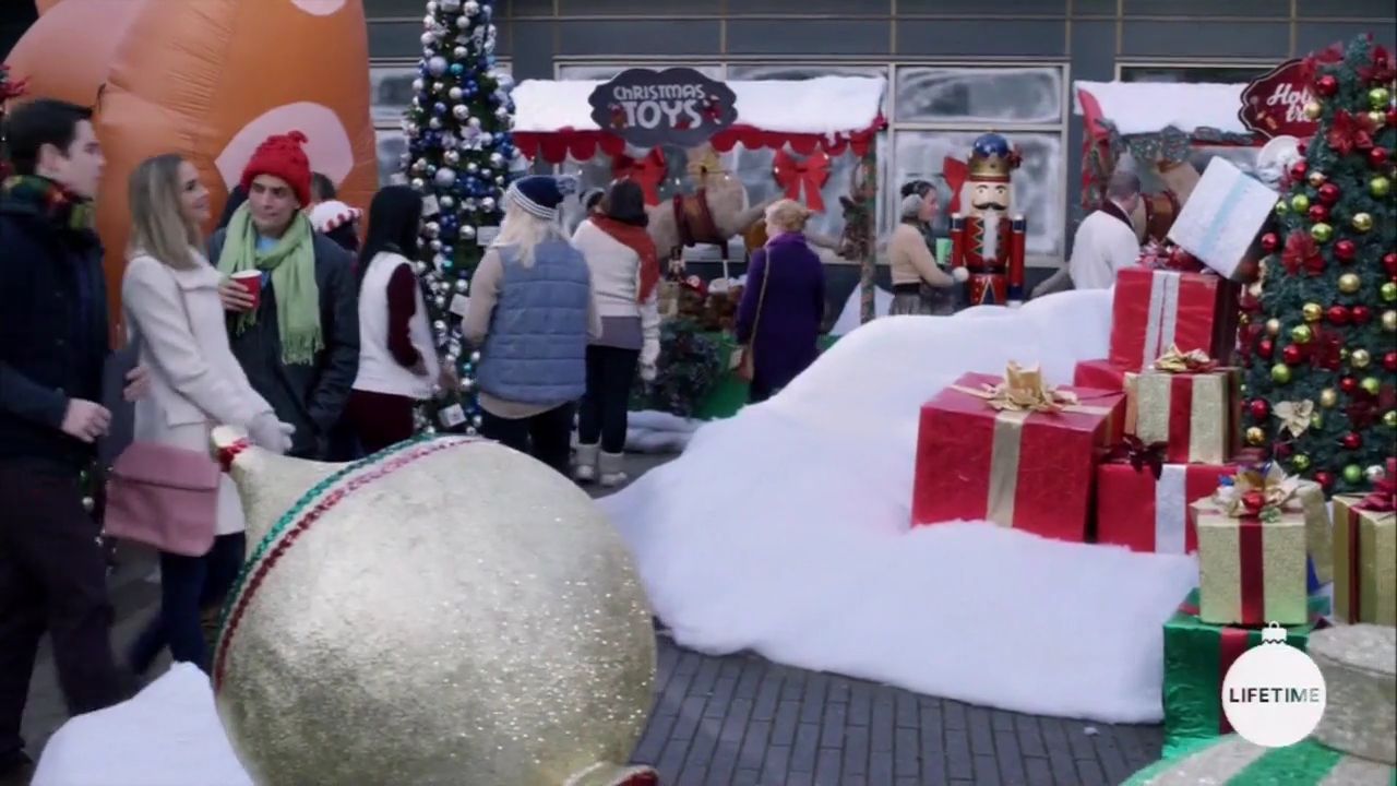 2017-FourChristmasandWedding-2066.jpg