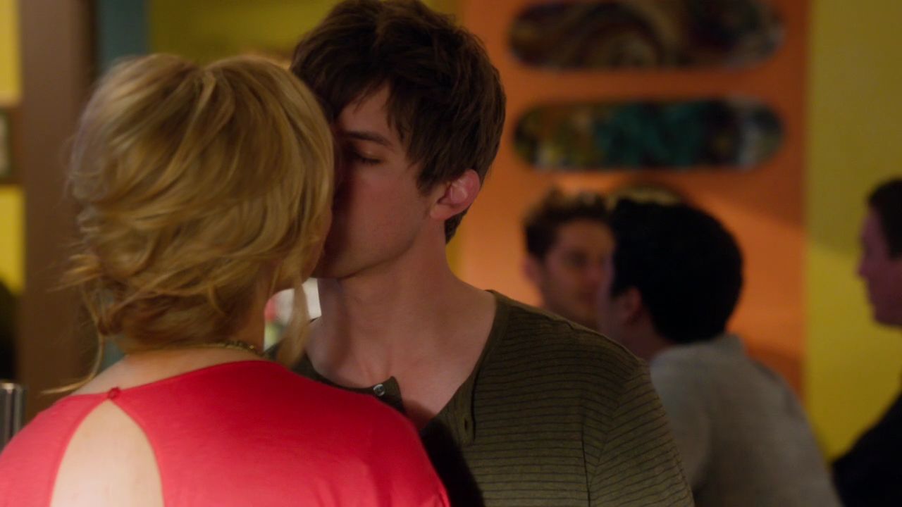 90210-S04E18-030.jpg