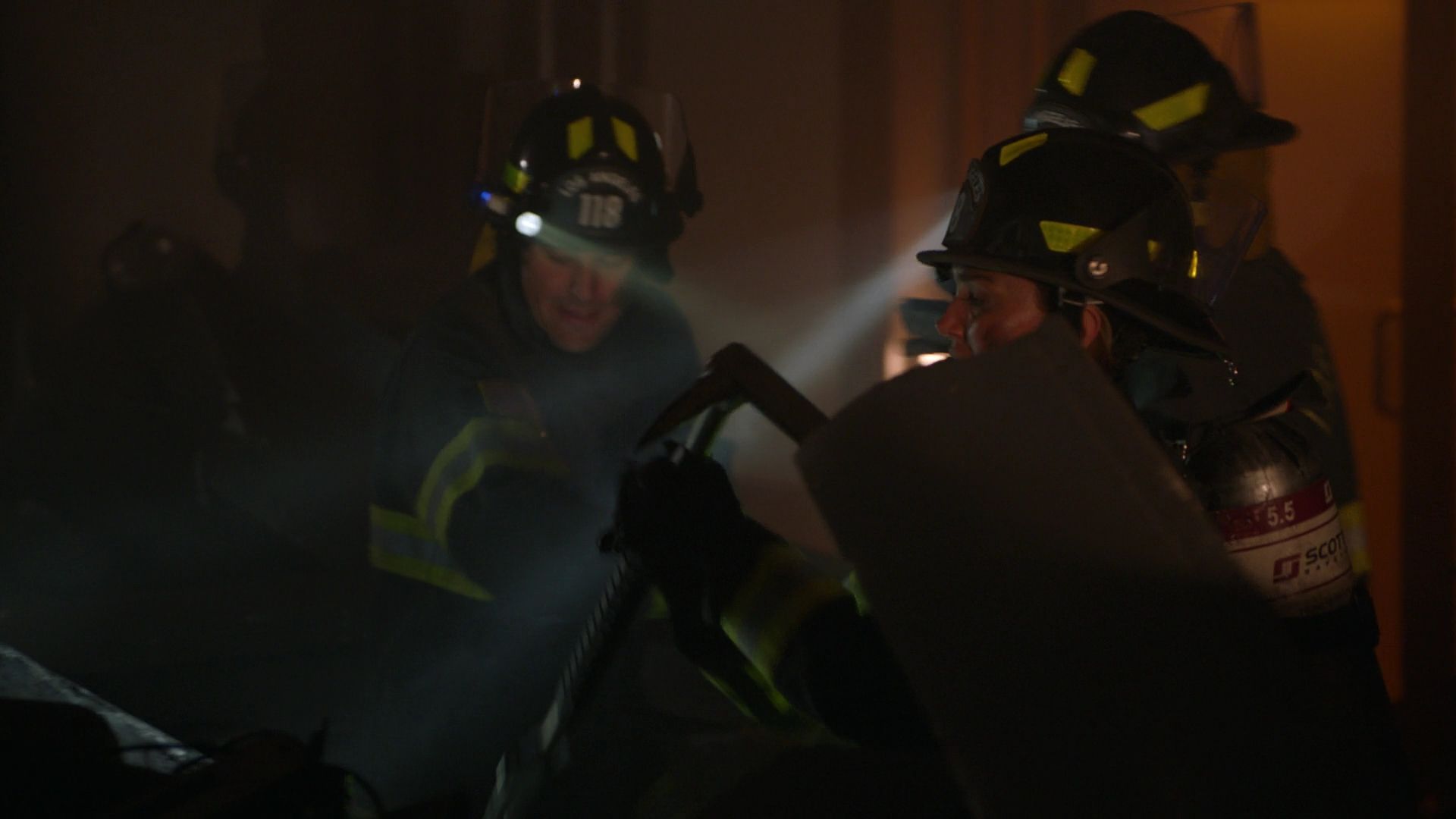 9-1-1-S05E16-059.jpg